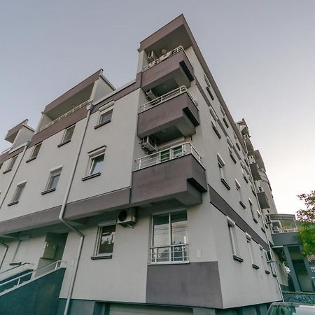 One Bedroom Apartment With Private Parking Skopje Exterior photo