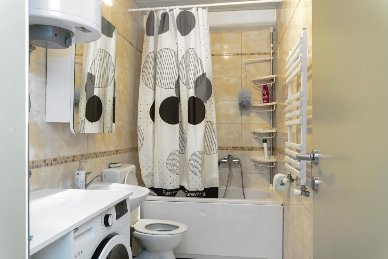 One Bedroom Apartment With Private Parking Skopje Exterior photo